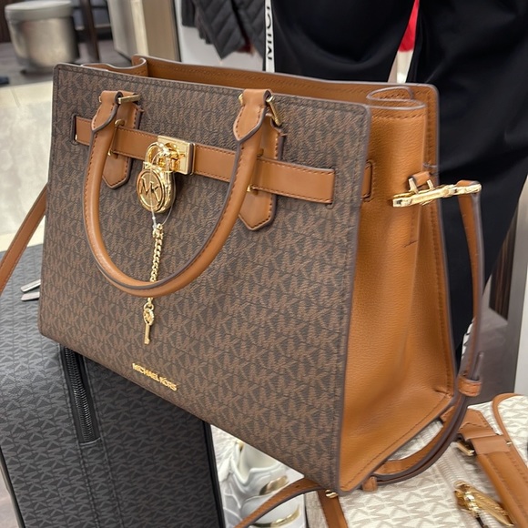 MICHAEL KORS 
Hamilton Medium Logo Satchel
Brown Signature
NWT - Picture 11 of 16